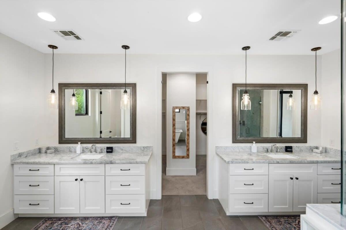 Luxurious With Private Pool - Sleeps 14